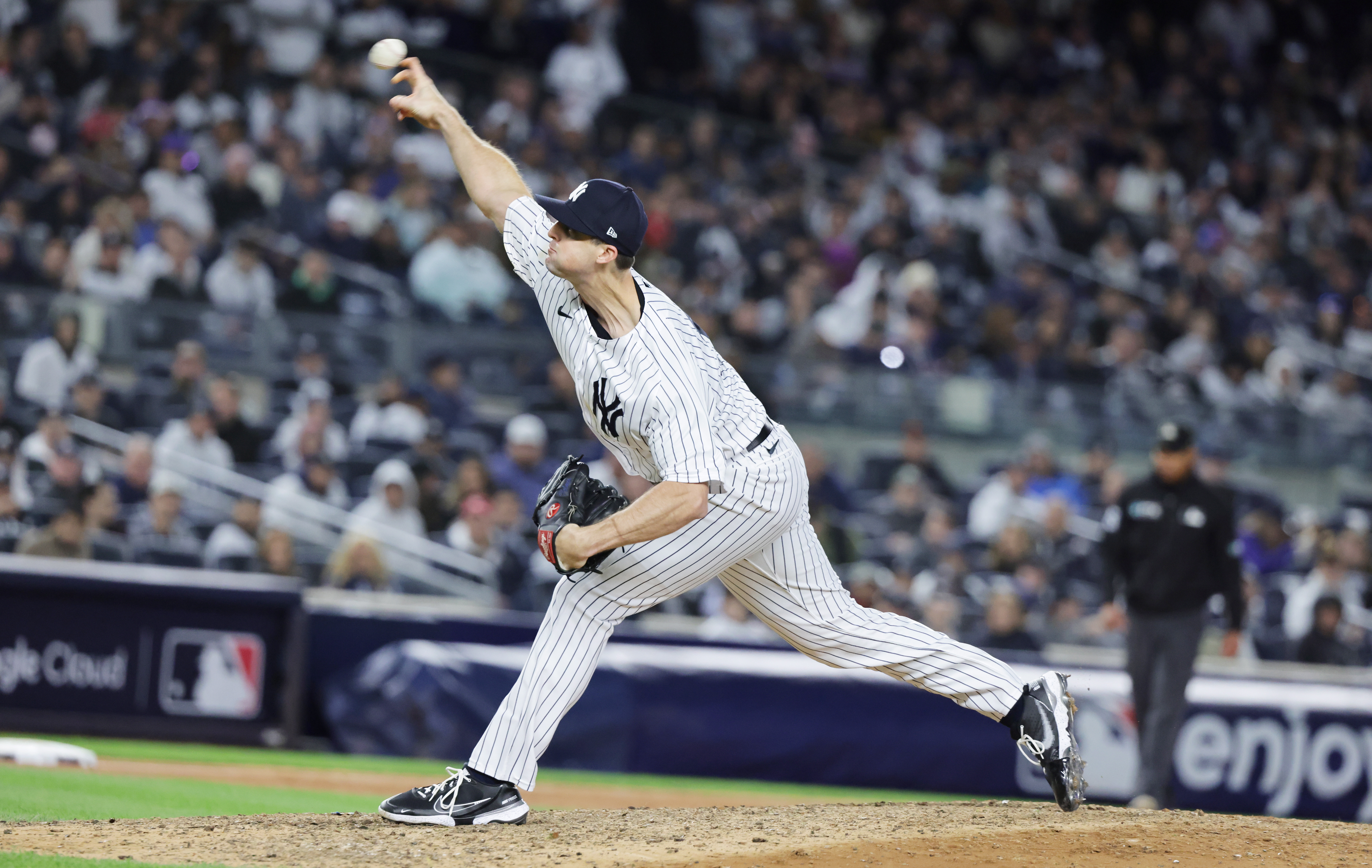 New York (United States), 18/10/2022.- New York Yankees pitcher Clay Holmes throws against the Cleveland Guardians in the top of the eighth inning of the fifth game of the American League Division Series at Yankee Stadium in the Bronx borough of New York, New York, USA, 18 October 2022. (Estados Unidos, Nueva York) EFE/EPA/JUSTIN LANE