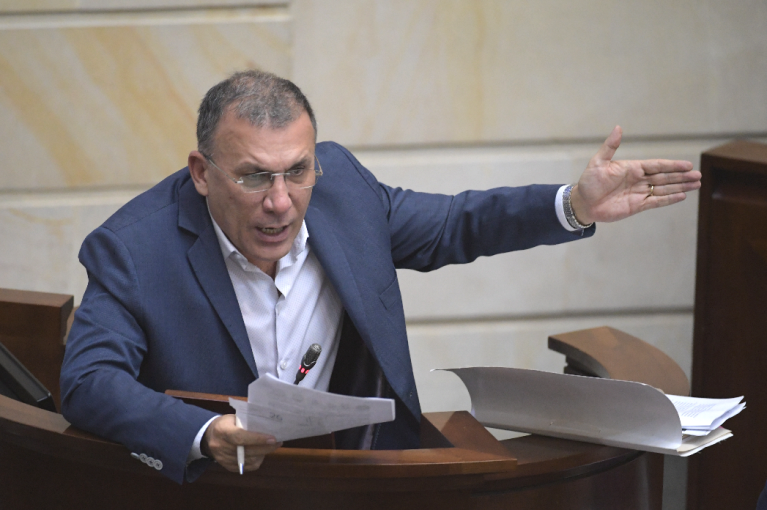 “Pretenden dinamitar las columnas de la paz”: senador Roy Barreras