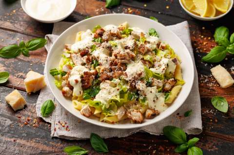 Ensalada al estilo César, perfecta para un almuerzo fácil y muy rápido