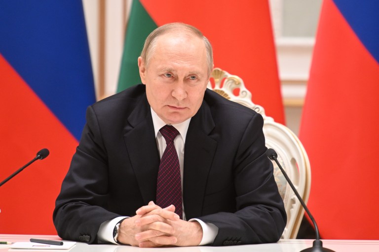 Mientras Zelenski visita Washington, Rusia anuncia nuevos misiles y bases navales