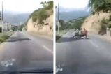 Video: Motociclista sin casco y haciendo giro prohibido es arrollado por un carro