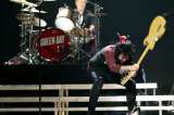 Cantante de Green Day se enfurece y pierde el control en pleno concierto