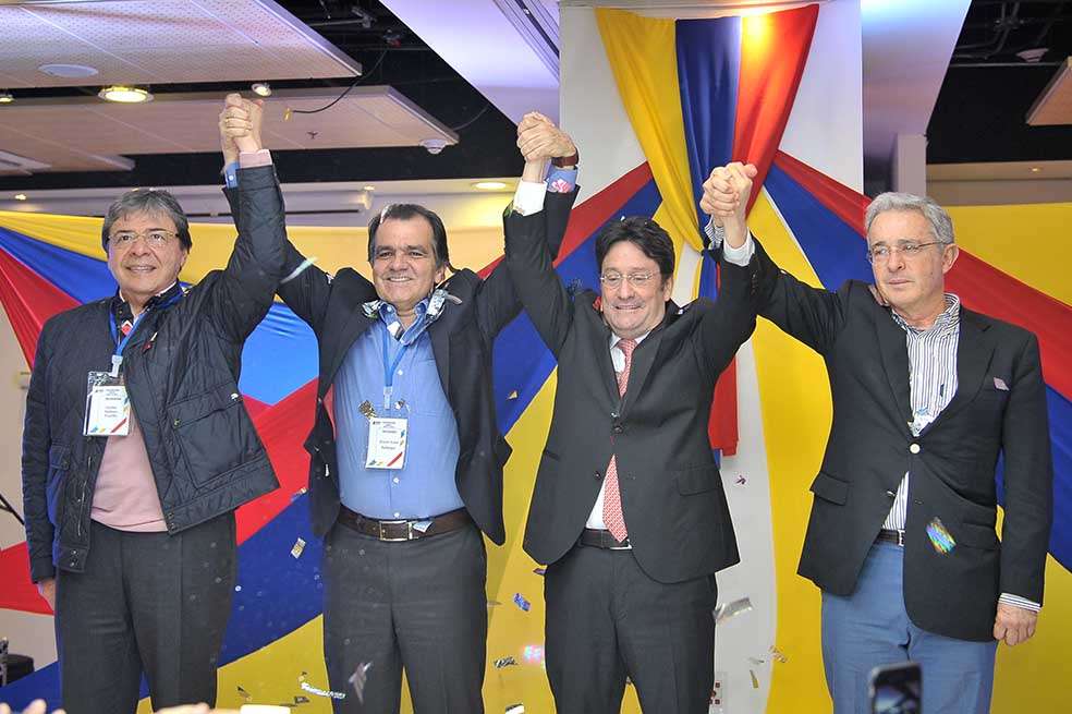 Francisco Santos y Álvaro Uribe Vélez, en la convención distrital. Cristian Garavito