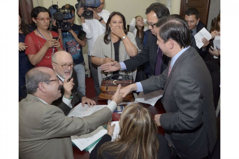 Firma del acuerdo entre senado y Cámara de Representantes para presentar ponencia conjunta.