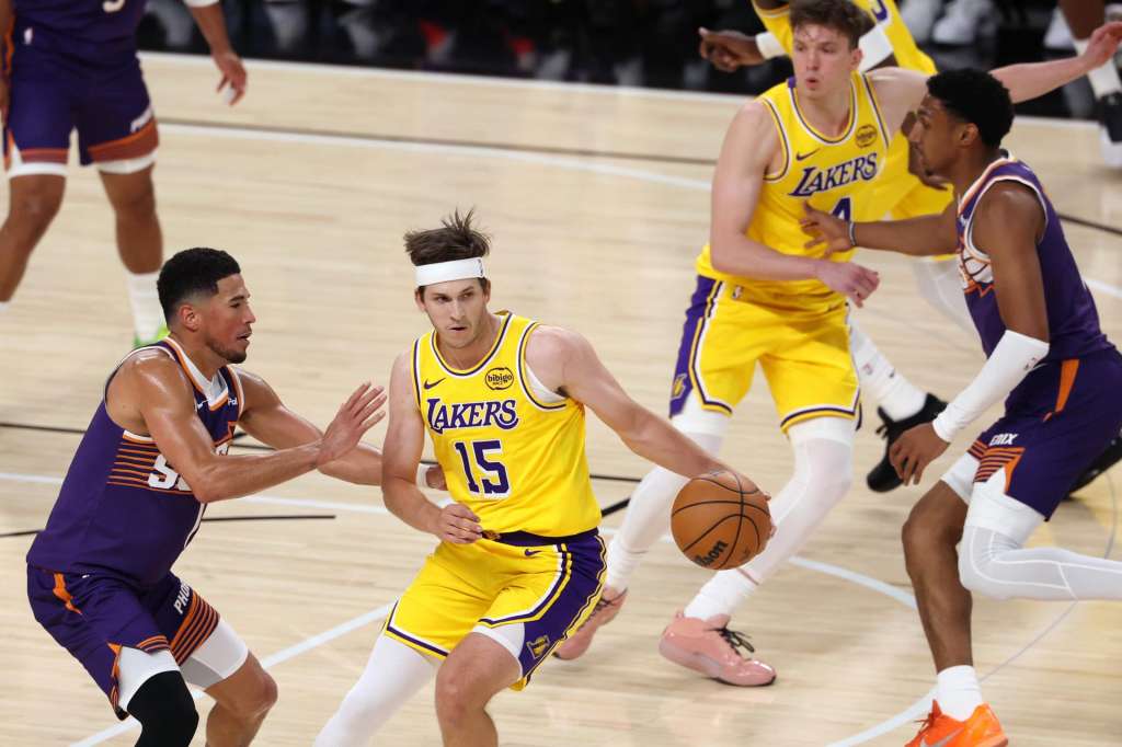 PALM DESERT (United States), 04/10/2025.- Phoenix Suns guard Devin Booker (L) gets defensive against Los Angeles Lakers guard Austin Reaves (C) during the NBA preseason game between the Los Angeles Lakers and the Phoenix Suns in Palm Desert, California, USA, 03 October 2025. (Baloncesto, Fénix) EFE/EPA/ALLISON DINNER SHUTTERSTOCK OUT