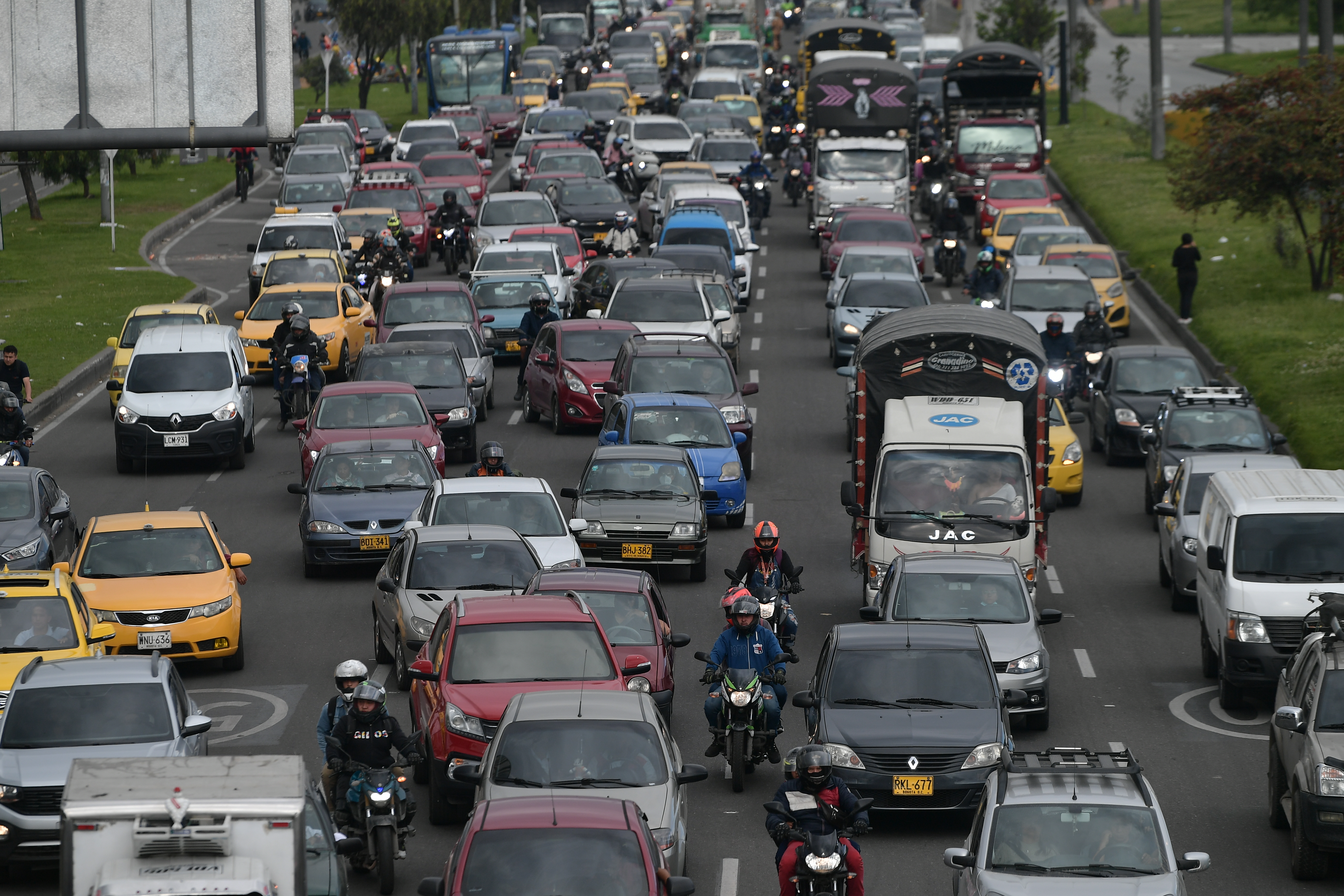 Diversos trancones y filas de vehículos en las calles de Bogotá