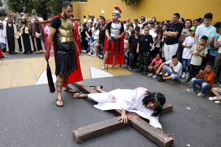 AME3563. MEDELLÍN (COLOMBIA), 29/03/2024.- Actores interpretan la procesión del Santo Viacrucis que representa la pasión y muerte de Cristo este Viernes Santo, como parte de las celebraciones de la Semana Santa, en el barrio Villa Socorro de Medellín (Colombia). EFE/Luis Eduardo Noriega Arboleda