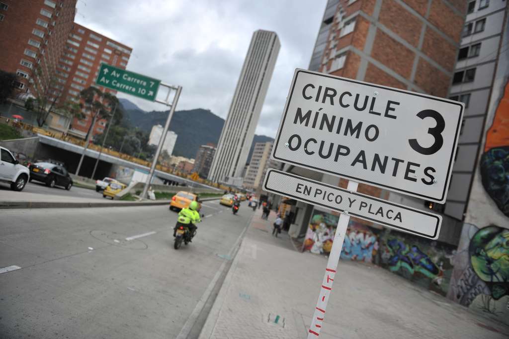 Avisos que hacen referencia a el cambio de restricción vehicular en el centro de la capital