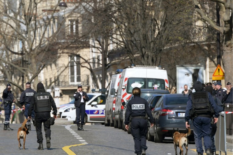 Hombre armado embistió furgón policial en Campos Elíseos de París