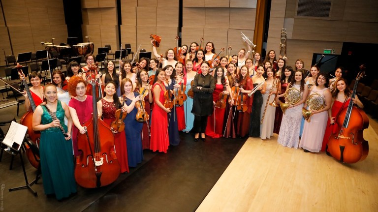 Batuta y orquesta, dos palabras femeninas