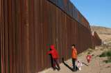 Cifra récord de migrantes que cruzan frontera de EE. UU. sorprende a autoridades