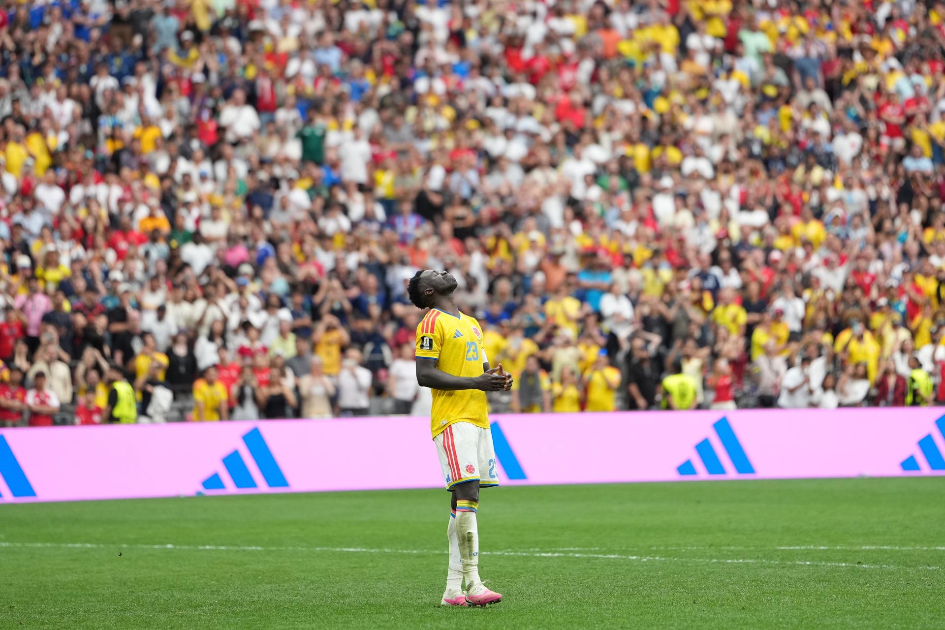 VANCOUVER (Canada), 08/07/2026.- Davinson Sanchez of Colombia misses his kick during the penalty shoot-out of the FIFA World Cup 2026 Round of 16 match Switzerland against Colombia, in Vancouver, Canada, 07 July 2026. (Suiza) EFE/EPA/BOB FRID