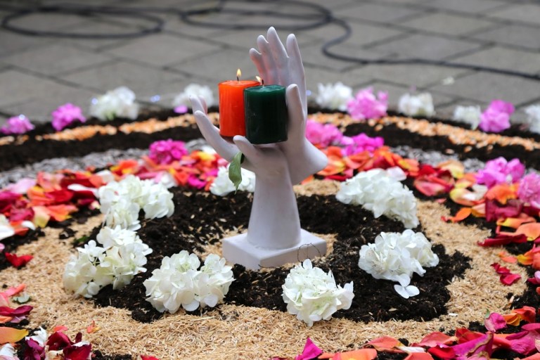 La conmemoración inició con un acto simbólico alrededor de una mandala y palabras sobre la memoria de las víctimas y la resistencia de las familias.