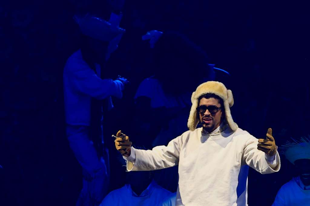 AME1354. BOGOTÁ (COLOMBIA), 01/10/2025.- Fotografía de archivo del 20 de septiembre de 2025 de Bad Bunny durante una presentación en el Coliseo de Puerto Rico, en San Juan (Puerto Rico). El Gobierno de Estados Unidos advirtió este miércoles que desplegará a los agentes del Servicio de Inmigración y Control de Aduanas (ICE, en inglés) en el espectáculo del Super Bowl protagonizado por la superestrella puertorriqueña Bad Bunny. EFE/ Thais Llorca ARCHIVO