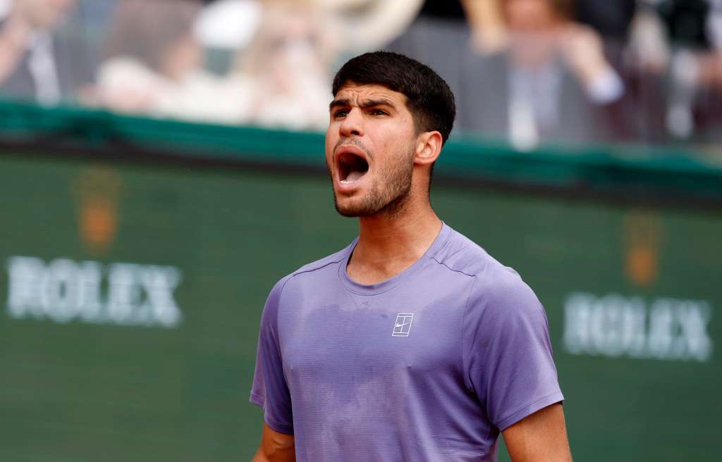 ROQUEBRUNE CAP MARTIN (France), 13/04/2025.- Carlos Alcaraz of Spain celebrates after winning his final match against Lorenzo Musetti of Italy at the ATP Monte Carlo Masters tennis tournament in Roquebrune Cap Martin, France, 13 April 2025. (Tenis, Francia, Italia, España) EFE/EPA/SEBASTIEN NOGIER
