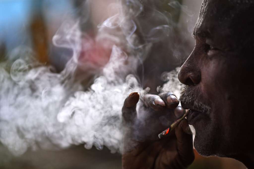 -FOTODELDIA- EA3236. CHENNAI, 31/05/2023.- Un hombre fuma un cigarro hecho con hojas de tabaco en un mercado en Chennai, India, 31 de mayo de 2023. La Organización Mundial de la Salud fijó el 31 de mayo como el Día Mundial sin Tabaco para crear conciencia de lo perjudicial que es para la salud. Este año bajo el lema "Cultivemos alimento, no tabaco", la OMS sostiene que el éxito de la campaña dependerá del número de gobiernos que se comprometan a poner fin a las subvenciones e insiste en que es un cultivo perjudicial "para la salud, los agricultores y el planeta". EFE/ Idrees Mohammed