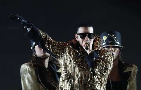 Daddy Yankee firma para ser productor de la serie “Neon” de Netflix