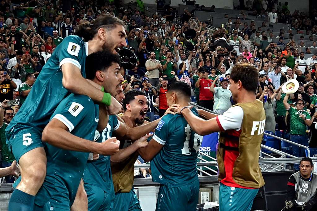 AME9510. GUADALUPE (MÉXICO), 31/03/2026.- Jugadores de Irak celebran un gol este martes, en un partido de repechaje para la Copa Mundial 2026 entre Irak y Bolivia en el estadio BBVA en Guadalupe (México). EFE/Miguel Sierra