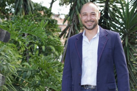 Gilmer Mesa: "Yo he visto que escribir es antes que nada extrañar"