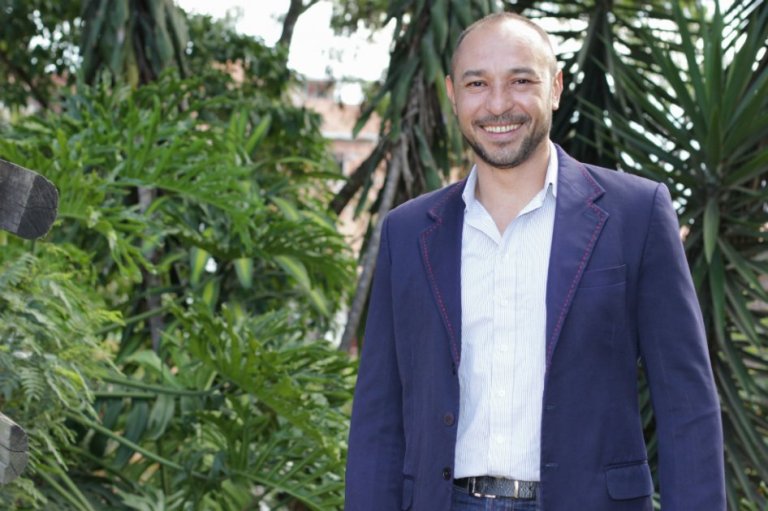 Gilmer Mesa: "Yo he visto que escribir es antes que nada extrañar"