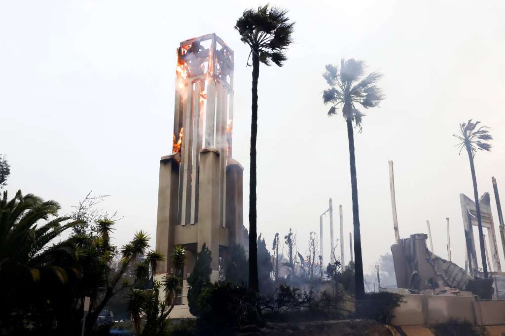 Pacific Palisades (United States), 08/01/2025.- The steeple of a church burns as a result of the Palisades wildfire in Pacific Palisades, California, USA, 08 January 2025. According to data from California Department of Forestry and Fire Protection, CAL FIRE, the Palisades fire is burning across nearly 3000 acres and has forced widespread thousands of evacuations in the Los Angeles area. (incendio forestal) EFE/EPA/CAROLINE BREHMAN