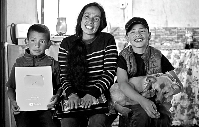 Con ganancias de Youtube, Nubia e Hijos comprarán el lote donde viven