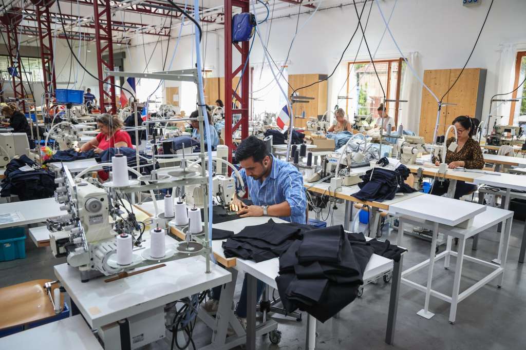 Romilly-sur-Seine (France), 26/08/2025.- Workers operate in textile manufacturing workshops during the visit of Eric Lombard, French Finance press visit at the 'Le Coq Sportif' factory in Romilly-sur-Seine, France, 26 August 2025. Lombard's visit is as part of a trip dedicated to the French textile and clothing industry. The French brand Le Coq Sportif, created in 1882, supplied the official uniforms for French athletes for the 2024 Paris Olympic Games and underwent an industrial recovery plan in July 2025. (Francia) EFE/EPA/CHRISTOPHE PETIT TESSON