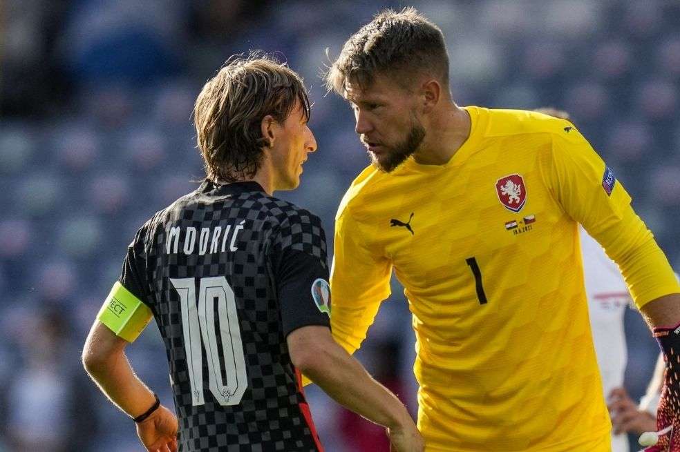 Luka Modric capitán de Croacia frente a Dominik Livaković, arquero de República Checa.