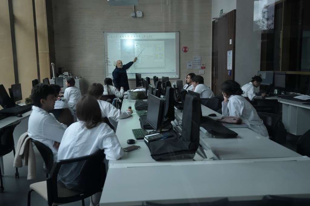 Estudiantes en el campus universitario.