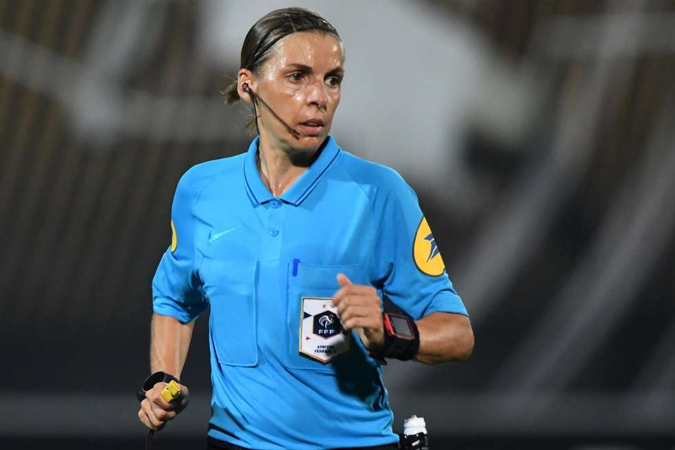 Frappart ya ha oficiado como jueza central en partidos de la Supercopa de Europa, Europa League y Liga de Naciones.