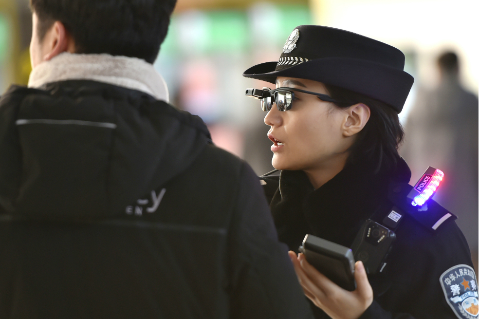 Los uniformados chinos han arrestado también a 26 pasajeros que viajaban en un tren con documentación falsa. / AFP