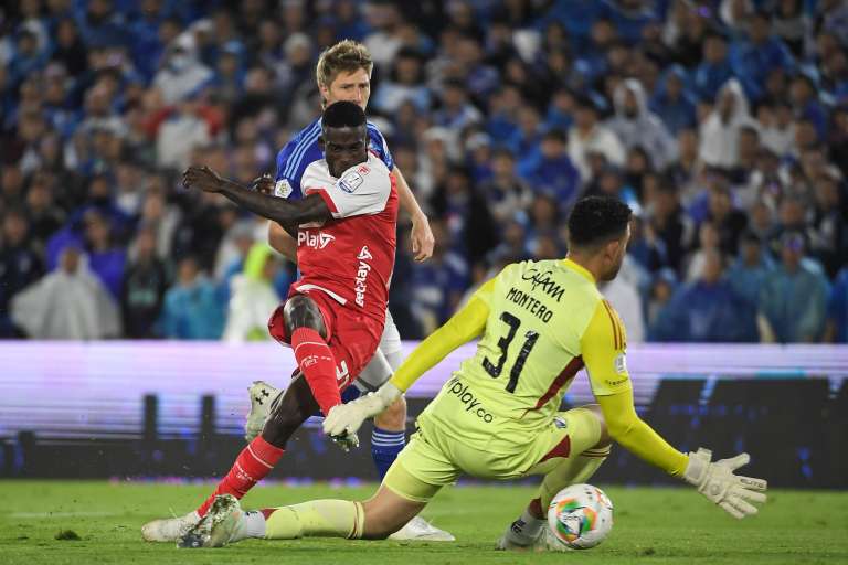 Ewil Murillo marcó el segundo gol de Santa Fe tras imponerse a la marca de Andrés Llinás y definir ante la salida de Álvaro Montero.