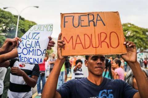 Sin luz ni agua, se desatan las protestas en Caracas