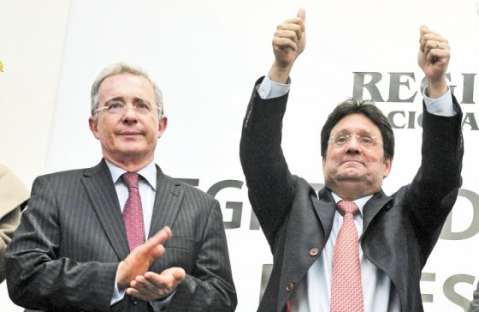 Francisco Santos me acompañó sin dobleces durante 8 años: Uribe