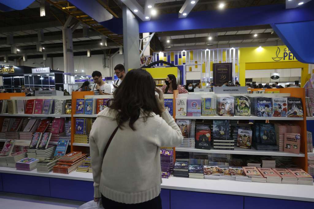 AME964. SAO PAULO (BRASIL), 02/07/2022.- Fotografía de la 26ª Bienal Internacional del Libro de São Paulo que comenzó hoy en São Paulo (Brasil). El evento, uno de los más grandes de América Latina, se extiende hasta el 10 de julio y rinde homenaje a la literatura portuguesa. Se espera que más de 500.000 personas asistan a la exposición de ocho días, que contará con 150 expositores, obras de 300 autores nacionales e internacionales. EFE/Fernando Bizerra