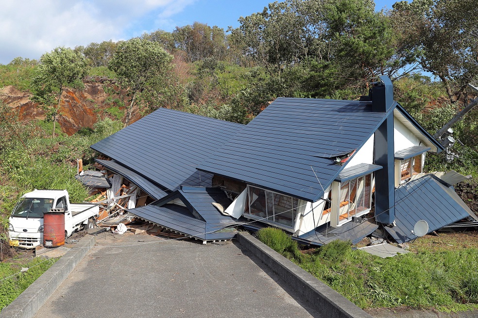 Vista de una casa destuída hoy después del fuerte terremoto en Atsum, Japón. / EFE