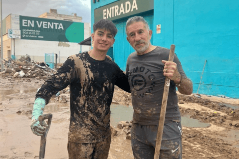 David Alonso ayuda a las víctimas en Valencia, en medio de la pausa en la MotoGP