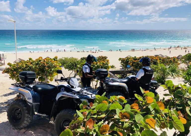 Militares mexicanos vigilan en Quintana Roo, uno de los estados más golpeados por la guerra de carteles. / AFP