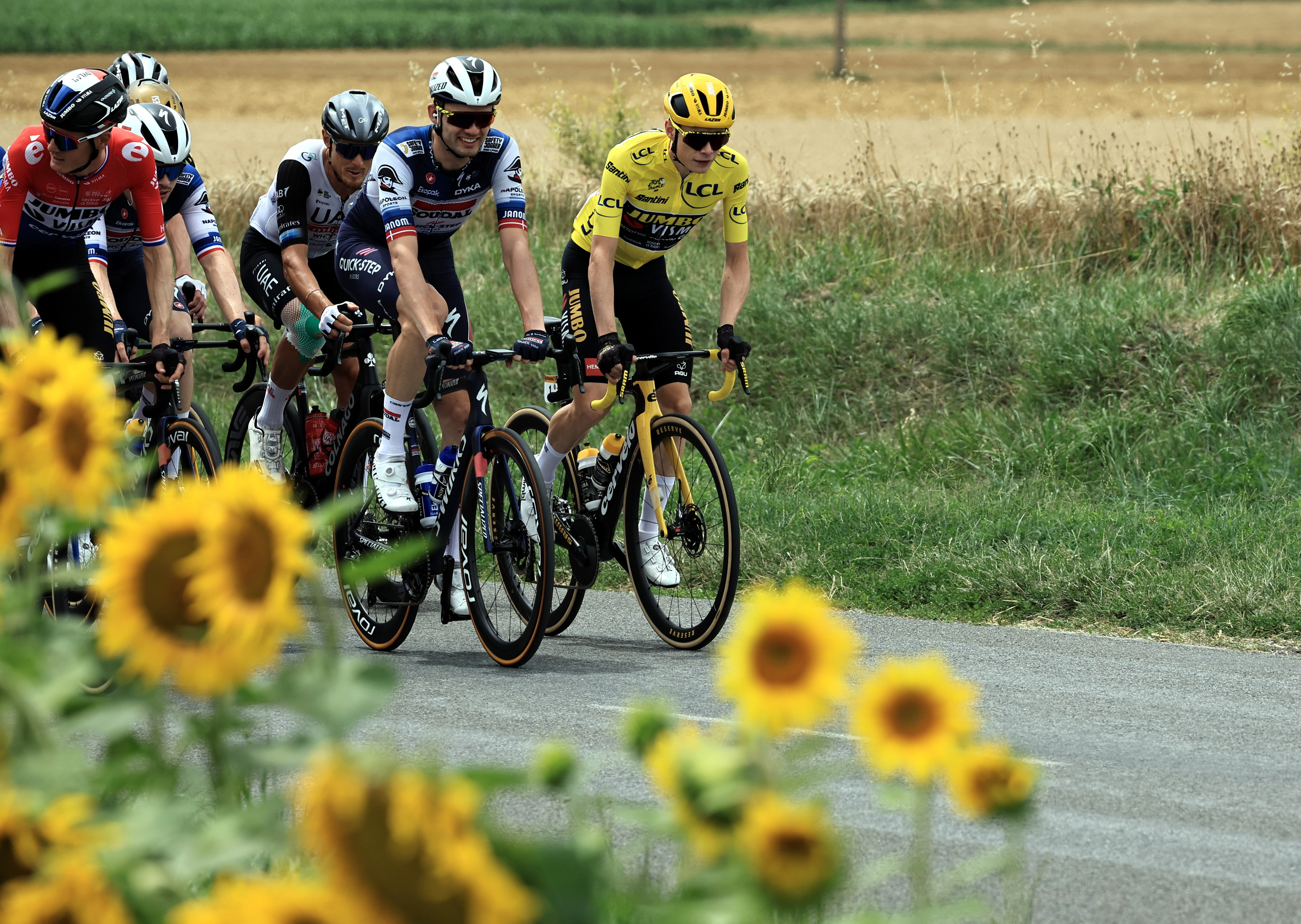 Clermont-ferrand (France), 12/07/2023.- Yellow Jersey overall leader Danish rider Jonas Vingegaard of team Jumbo-Visma (R) and other riders during the 11th stage of the Tour de France 2023, a 180 km race from Clermont-Ferrand to Moulins, France, 12 July 2023. (Ciclismo, Francia) EFE/EPA/CHRISTOPHE PETIT TESSON