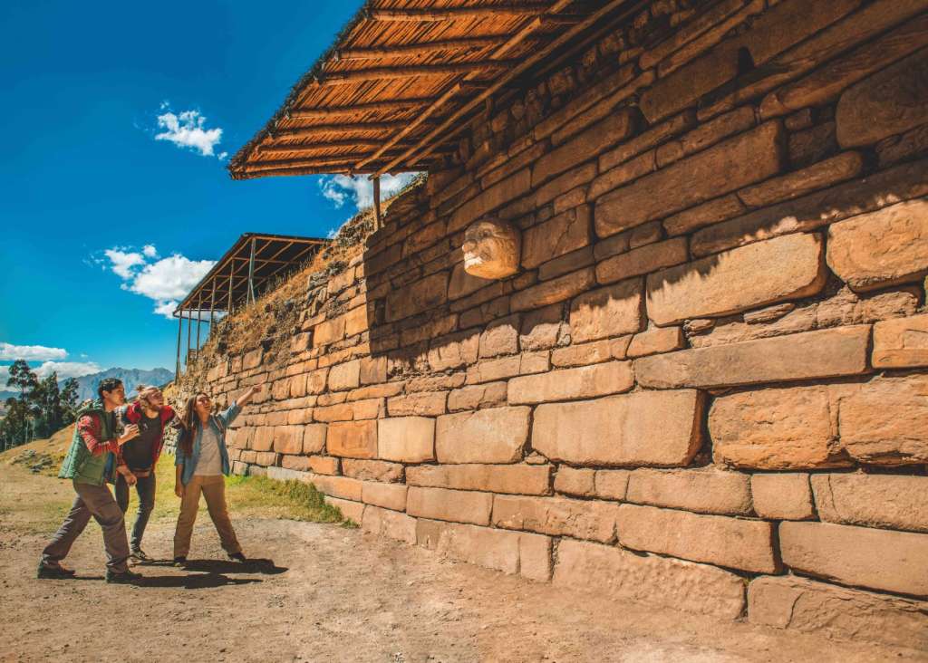 Turistas observando cabezas clavas de Chavín de Huantar, Ancash.