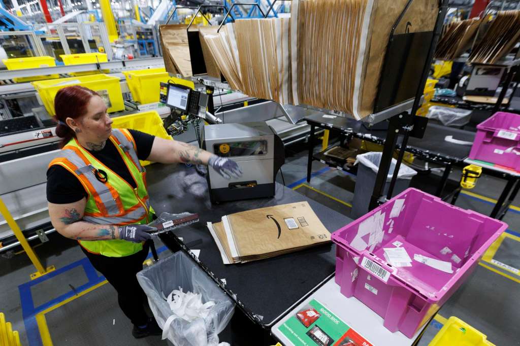CHARLTON (United States), 30/07/2025.- An employee processes a package for shipping at the Amazon fulfillment center warehouse, named ORH3, in Charlton, Massachusetts, USA, 30 July 2025. The ORH3 building spans 2.8 million square feet over four floors with more than 1,000 employees. About 32 million items are stored in the facility. Amazon.com Inc., Nasdaq:AMZN, is to release second quarter earnings report on 31 July 2025. 2025. EFE/EPA/CJ GUNTHER