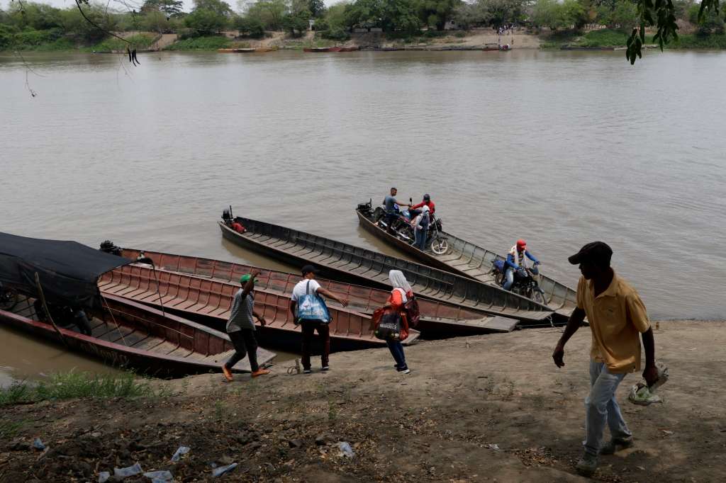 ACOMPAÑA CRÓNICA: COLOMBIA SEQUÍA AME3661. GUATACA (COLOMBIA), 30/03/2024.- Personas usan botes para cruzar un brazo del Río Magdalena que muestra bajo nivel en su cauce, el 27 de marzo de 2024, en la población de Gautaca corregimiento del municipio de Santa Cruz de Mompox (Colombia). En Guataca, un caserío del departamento colombiano de Bolívar, de calles tórridas y polvorientas, rodeado por una gran riqueza hídrica, no hay agua potable para consumo por una prolongada sequía que obliga a su gente a abastecerse en un arroyo que está prácticamente seco y cubierto por la maleza. EFE/Ricardo Maldonado Rozo