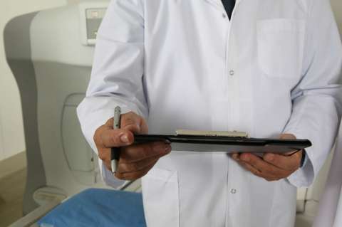 Suicidio de médico, nuevo caso de muerte por exceso de trabajo en Japón