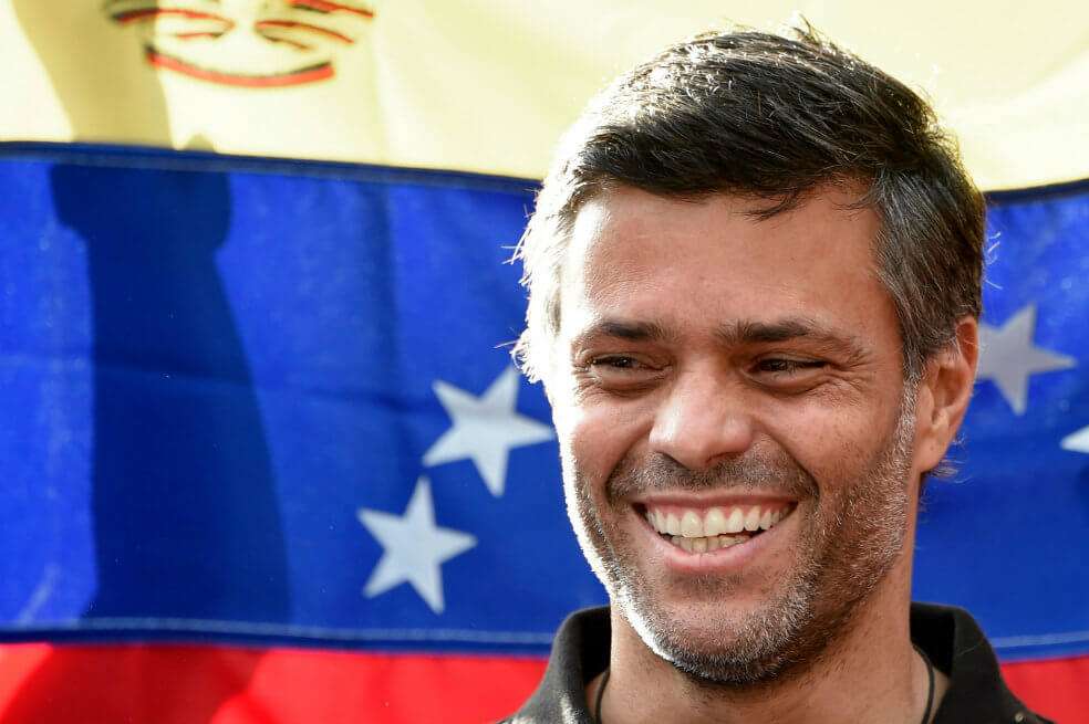 El líder opositor Leopoldo López habló ante los medios este jueves, en la residencia del embajador español en Venezuela, Jesús Silva, en Caracas (Venezuela). / EFE