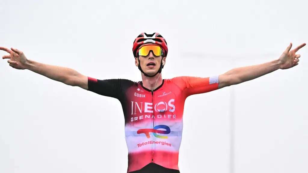 Thymen Arensman celebra su victoria en la etapa 14 del Tour de Francia.