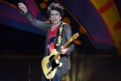 Músico Ronnie Wood fue operado de una ‘pequeña lesión en el pulmón’
