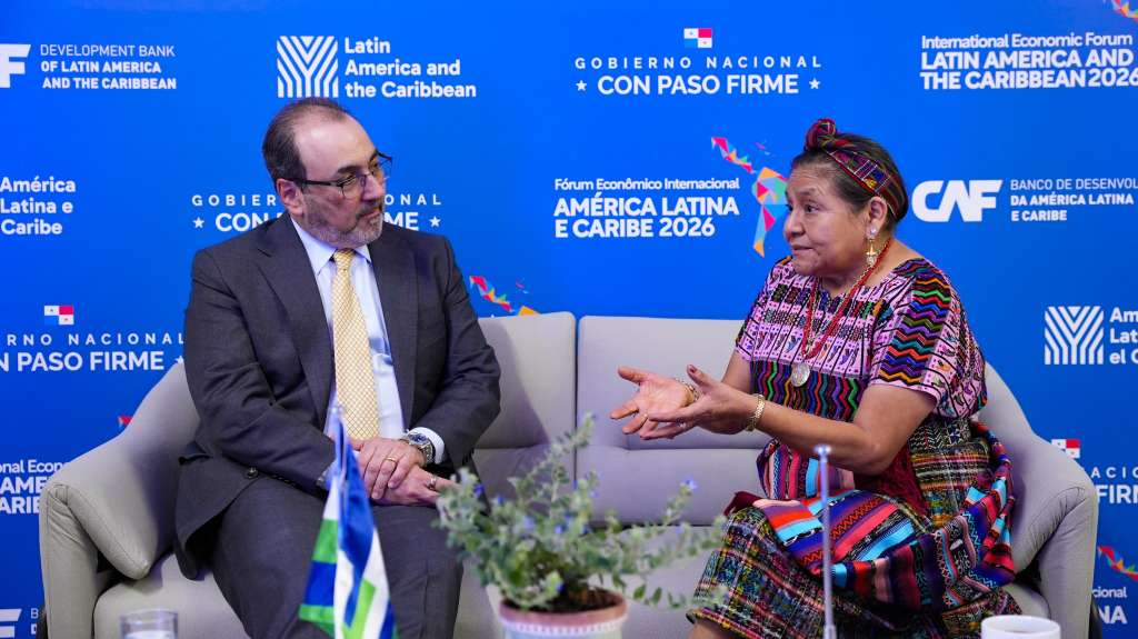 Rigoberta Menchú, líder indígena guatemalteca y Premio Nobel de la Paz, fue una de las invitadas destacadas del evento. La acompaña en la foto Sergio Díaz-Granados, presidente de CAF.