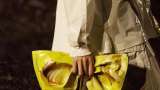 Balenciaga vuelve a sorprender con este bolso de lujo igual a una bolsa de papas