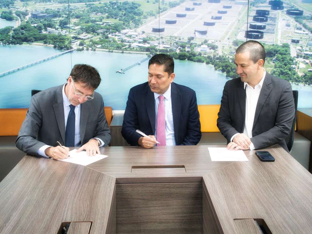 De izquierda a derecha: Diego Pérez Claramunt, presidente y country manager de Gran Tierra Energy en Colombia; Juan Carlos Hurtado, vicepresidente ejecutivo de Hidrocarburos de Ecopetrol; y Julián Fernando Lemos, vicepresidente corporativo de Estrategia y Nuevos Negocios de Ecopetrol.