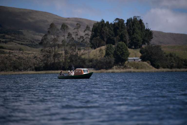 También llamada laguna de La Bolsa,​ está ubicada en la falda del volcán Cumbal, diferentes aspectos de esta: Turismo, campesinos, lanchas, páramo, actividades culturales.